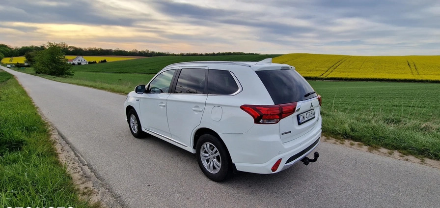 Mitsubishi Outlander cena 63500 przebieg: 305784, rok produkcji 2016 z Wrocław małe 121